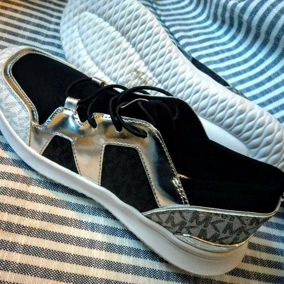 BNWOT MK spandex and leather embossed slip runners - Picture 1 of 6